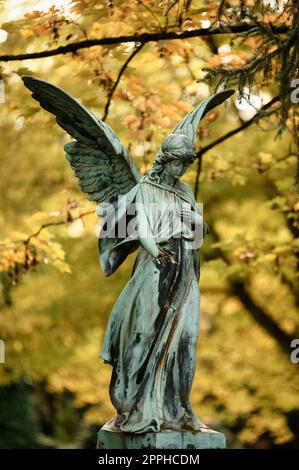 bellissimo vecchio angelo con le ali in un cimitero Foto Stock