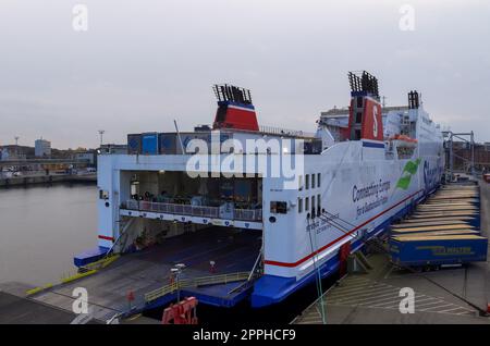 Kiel, Germania - 22. Ottobre 2022: Container e camion in attesa del passaggio in Svezia a Schwedenkai. Foto Stock