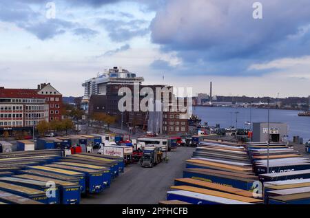 Kiel, Germania - 22. Ottobre 2022: Container e camion in attesa del passaggio in Svezia a Schwedenkai. Foto Stock