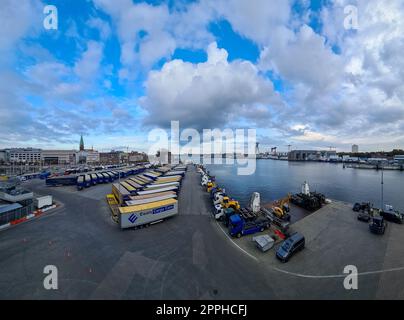 Kiel, Germania - 22. Ottobre 2022: Container e camion in attesa del passaggio in Svezia a Schwedenkai. Foto Stock