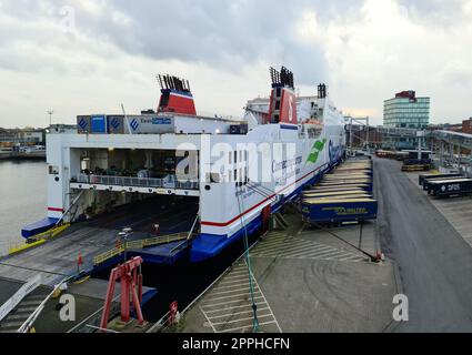 Kiel, Germania - 22. Ottobre 2022: Container e camion in attesa del passaggio in Svezia a Schwedenkai. Foto Stock