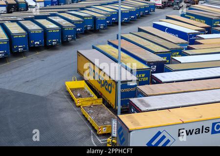 Kiel, Germania - 22. Ottobre 2022: Container e camion in attesa del passaggio in Svezia a Schwedenkai. Foto Stock