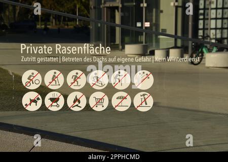 Cartello di divieto per un prato privato con diversi divieti a Duesseldorf, Germania Foto Stock