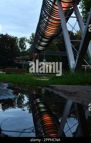 Slinky sorge sul famoso ponte del Kaisergarten a Oberhausen, in Germania Foto Stock