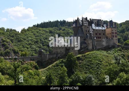 Castello di Eltz in cima alla collina del 12th° secolo vicino a Wierschem, nella Renania-Palatinato, Germania Foto Stock