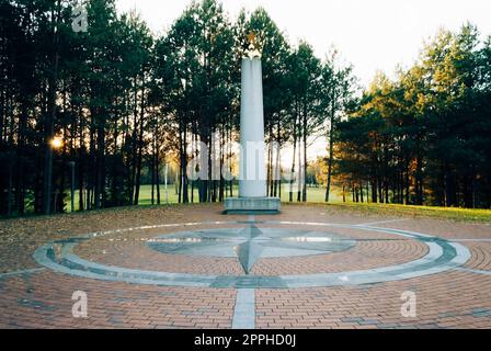 Purnushkes, Lituania - 2021.10.09: Obelisco dello scultore Gediminas Jokubonis sul sito del centro geografico dell'Europa Foto Stock