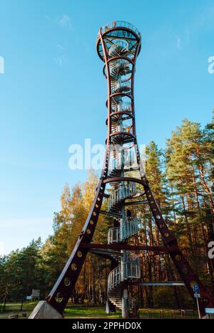 Labanoras Regional Park Tower, Lituania. La torre di osservazione più alta della Lituania sulla riva del lago Baltieji Lakajai nel parco regionale di Labanoras. Foto Stock