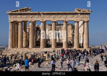 Gruppo di turisti di fronte al Partenone sull'Acropoli di Atene, Atene, Grecia Foto Stock