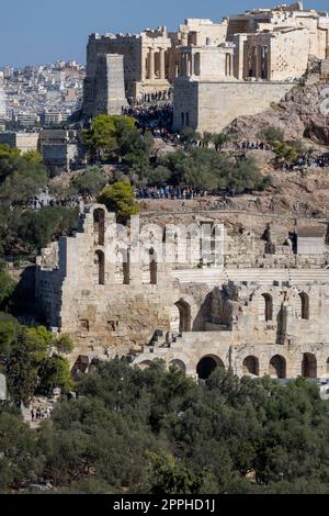 Vista dell'Acropoli di Atene e del Teatro di Dioniso dalla Collina del Musa, Atene, Grecia Foto Stock