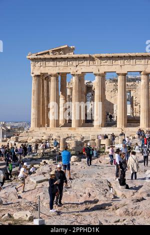 Gruppo di turisti di fronte al Partenone sull'Acropoli di Atene, Atene, Grecia Foto Stock