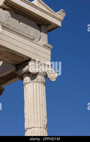 Erechtheion, tempio di Atena Polias sull'Acropoli di Atene, Grecia. Dettagli delle colonne in stile ionico su uno sfondo di cielo blu Foto Stock