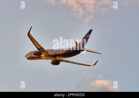 L'aereo Boeing vola sullo sfondo di un cielo blu con nuvole. Aeroporto di Talagi, Arkhangelsk, Russia, 27,08,2022 Foto Stock