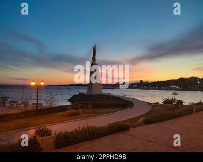 Nesebar, Bulgaria - 13 settembre 2022: Statua di San Nicola nella città vecchia al tramonto. L'antica città di Nesebar è patrimonio dell'umanità dell'UNESCO Foto Stock