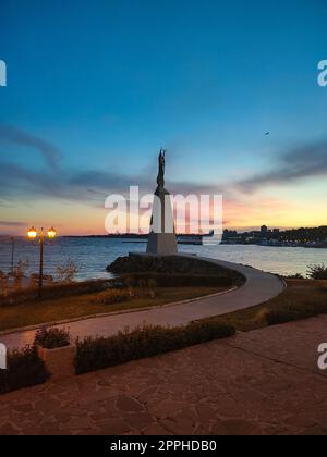 Nesebar, Bulgaria - 13 settembre 2022: Statua di San Nicola nella città vecchia al tramonto. L'antica città di Nesebar è patrimonio dell'umanità dell'UNESCO Foto Stock