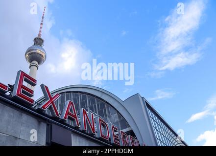 Berlino, Germania - 03. Ottobre 2022: Vista della famosa Alexanderplatz di Berlino Mitte durante il giorno. Foto Stock