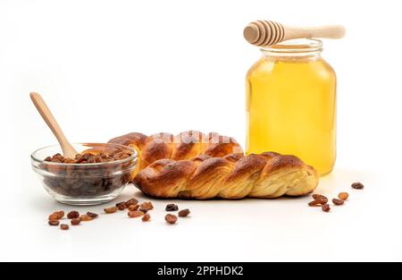 Pane intrecciato a sudore, tradizionalmente fatto in vacanza. Specialmente Pasqua. Pane intrecciato con latte, noto anche come miliprot o milibrod, su tavolo bianco wi Foto Stock