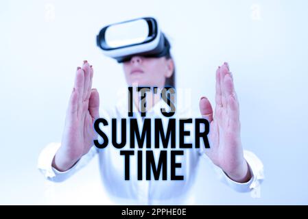 Ispirazione mostrando segno IT S Summer Time. Stagione di business showcase per divertimento ed emozioni godendo del sole Foto Stock