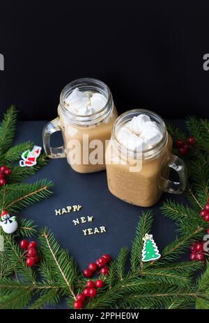 Marshmellou cacao, albero di Natale con decorazioni su sfondo nero. L'iscrizione Felice anno nuovo Foto Stock