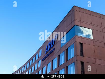 Berlino, Germania - 03. Ottobre 2022: Edificio e logo dell'ARD Capital Studio for radio and Television a Berlino. Foto Stock