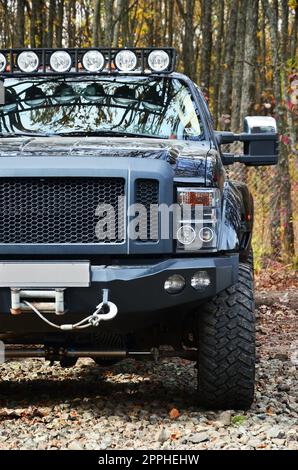 Auto fuoristrada sullo sfondo di alberi autunnali Foto Stock