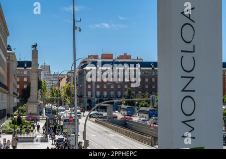 MADRID, SPAGNA - 5 OTTOBRE 2021: Vista dell'area di interscambio dei trasporti Moncloa a Madrid, Spagna, una stazione multimodale che serve la metropolitana di Madrid, nonché autobus urbani e interurbani e a lunga distanza Foto Stock