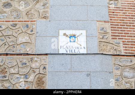 MADRID, SPAGNA - 4 OTTOBRE 2021: Bella segnaletica stradale piastrellata a Madrid, progettata negli anni '90 dall'artista della ceramica Alfredo Ruiz de Luna Foto Stock