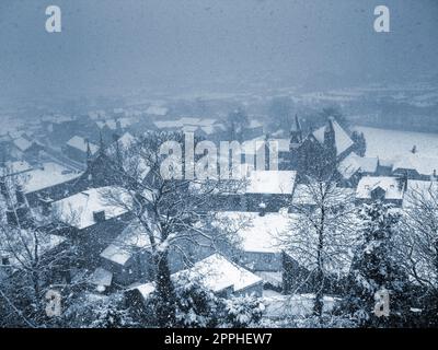 Giornata della neve a Clitheroe, Ribble Valley, Lancashire, Regno Unito. Foto Stock