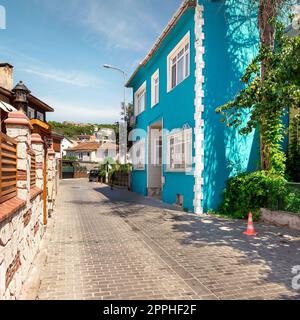 Vicolo acciottolato, con bella vecchia casa blu tradizionale, adatto nel quartiere di Anadolu Kavagi, Istanbul, Turchia Foto Stock
