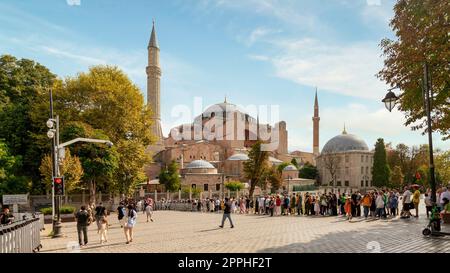 Lunga coda di turisti in attesa di entrare nella Moschea di Santa Sofia, o Ayasofya Camii, ex chiesa greco-ortodossa Foto Stock