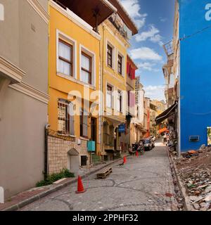 Antiche case colorate tradizionali nel quartiere di Balat, pedoni locali in estate, Istanbul, Turchia Foto Stock