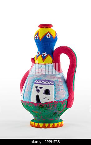 Caraffa in ceramica decorata con colori artistici e dipinti in stile nubiano con un solo manico Foto Stock