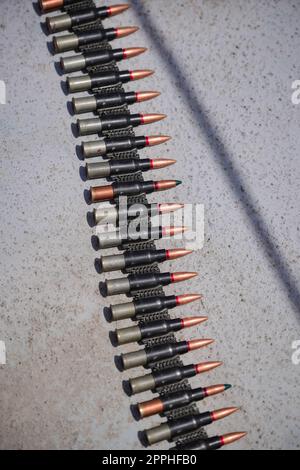 Cinghia della mitragliatrice caricata con cartucce Foto Stock