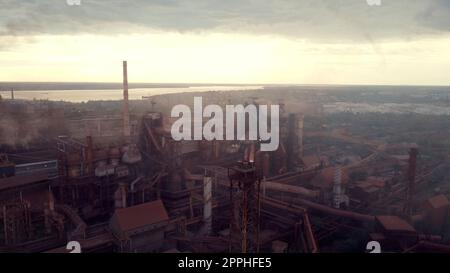 vista aerea sull'industria pesante con inquinamento atmosferico prodotto da una grande fabbrica. cambiamento climatico. sfondo industriale. scarica immagine Foto Stock