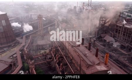 Sito industriale o zona con fabbriche, impianti di produzione, centrali elettriche, magazzini, torri di raffreddamento. Fornace industriale e scambiatore di calore che incrinano gli idrocarburi in fabbrica. Vista aerea. scarica immagine Foto Stock