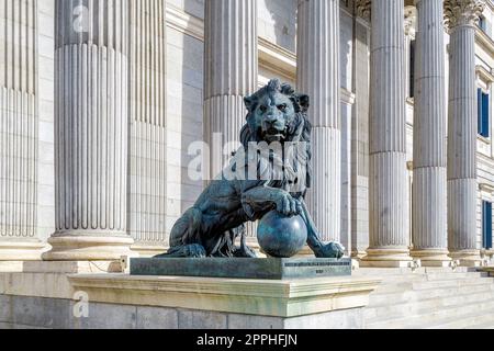 Il Parlamento europeo le colonne di facciata e lion a Madrid, Spagna. Congreso diputados Foto Stock