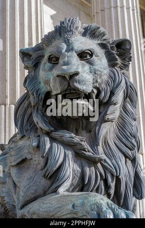 Il Parlamento europeo le colonne di facciata e lion a Madrid, Spagna. Congreso diputados Foto Stock