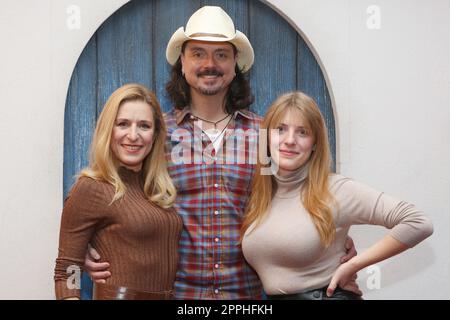 Stefanie Hertel, Lanny Lanner, Johanna Mross, Stefanie Hertel visita il musical Mamma mia con suo marito e sua figlia, Stage Theater Neue Flora, Amburgo, 27.11.2022 Foto Stock