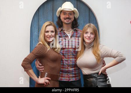 Stefanie Hertel, Lanny Lanner, Johanna Mross, Stefanie Hertel visita il musical Mamma mia con suo marito e sua figlia, Stage Theater Neue Flora, Amburgo, 27.11.2022 Foto Stock