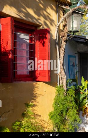 Anafiotika, piccolo e panoramico quartiere di Atene, parte del vecchio quartiere storico di Plaka, strade strette, Atene, Grecia. Foto Stock