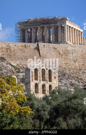 Vista dell'Acropoli di Atene e del Teatro di Dioniso dalla Collina del Musa, Atene, Grecia Foto Stock