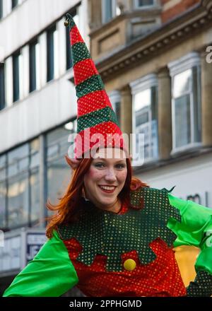 Londra, Regno Unito - 2 dicembre 2006: Donna sconosciuta vestita in costume da elfo natalizio in posa per i turisti durante l'evento "Oxford Street CLOSED for Traffic". Foto Stock