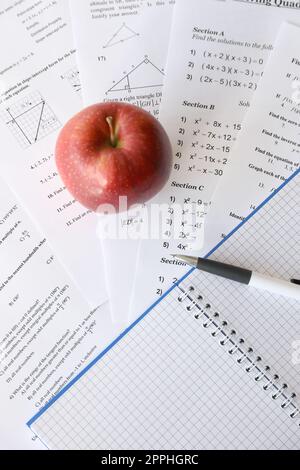 Scrittura a mano di equazione quadratica matematica su esame, pratica, quiz o test in classe di matematica. Risoluzione del concetto di equazioni esponenziali. Foto Stock