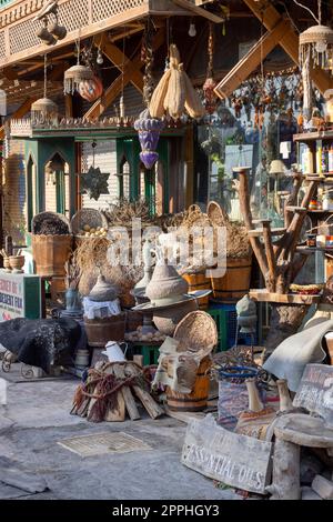 Passeggiata principale con negozi e ristoranti, vita quotidiana di una piccola cittadina esotica sul Mar Rosso, Dahab, Egitto Foto Stock