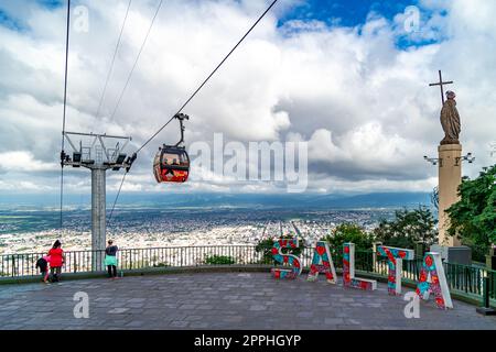 Salta, Argentina - 8 aprile 2022: Panorama della città argentina di Salta in Sud America Foto Stock