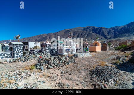 La Poma, Argentina - 11 aprile 2022: Un cimitero nella campagna ai piedi delle Ande Foto Stock