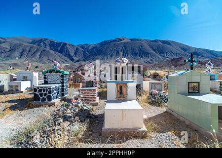 La Poma, Argentina - 11 aprile 2022: Un cimitero nella campagna ai piedi delle Ande Foto Stock