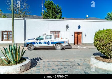 La Poma, Argentina - 11 aprile 2022: SUV in una stazione di polizia in un villaggio di montagna nelle Ande del Sud America Foto Stock