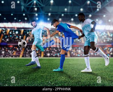 Scena di calcio con giocatori di calcio in competizione allo stadio completo Foto Stock