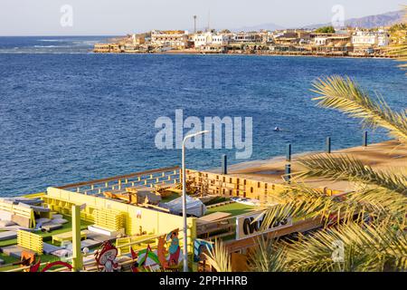 Vista aerea di una piccola cittadina esotica sul Mar Rosso circondata dalle pittoresche montagne della penisola del Sinai, Dahab, Egitto Foto Stock