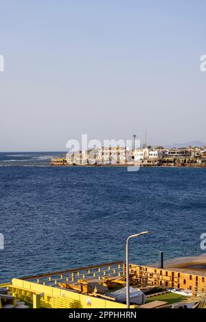 Vista aerea di una piccola cittadina esotica sul Mar Rosso circondata dalle pittoresche montagne della penisola del Sinai, Dahab, Egitto Foto Stock